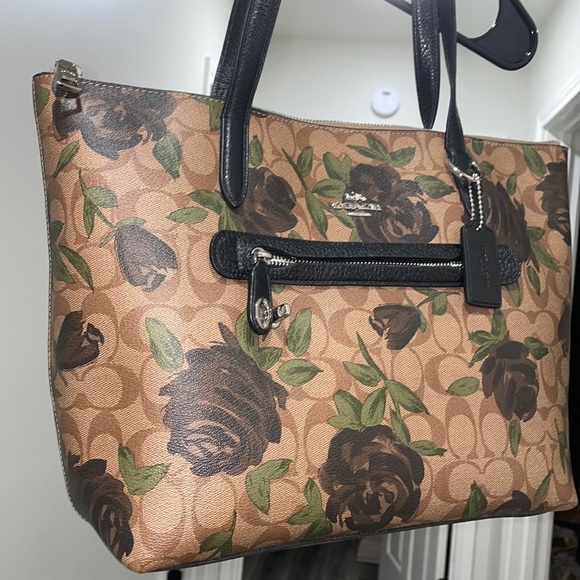Coach Handbags - NWOT Beautiful Coach Camo Rose Signature Taylor Tote w Dust Bag!